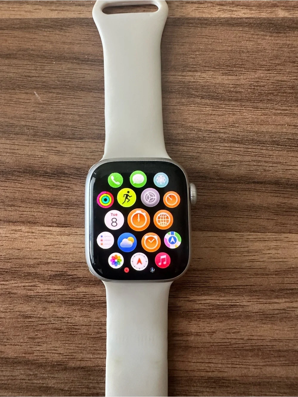 Apple Watch Series 8, 41mm, GPS + Cellular in Starlight.